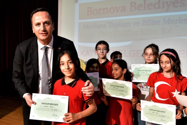 İzmir Bornova'da bilimle büyüyen geleceğin sertifika heyecanı