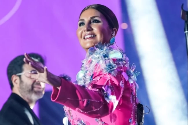 Sibel Can'dan yaza ışıltılı merhaba