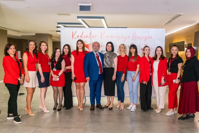 Kadınlar kalpleri için kırmızıya geçti