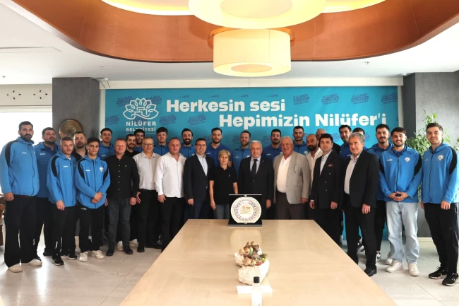 Nilüferli hentbolcular başarılarını Başkan Özdemir'le paylaştı