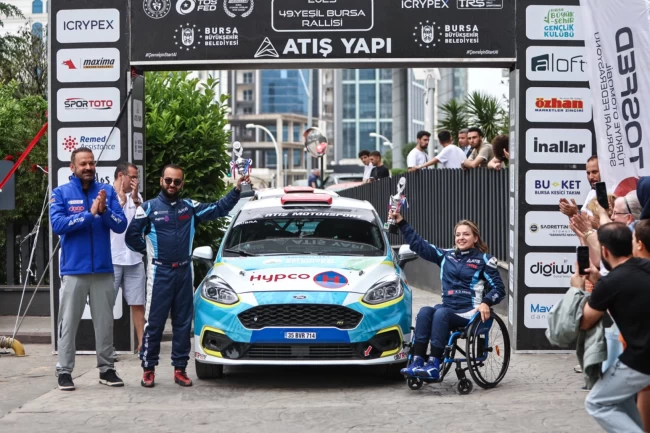 Engelli ralli pilotu Kübra başarıdan başarıya koşuyor