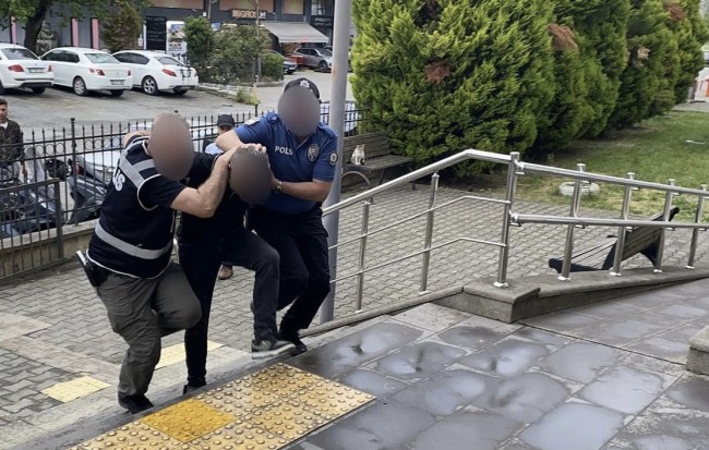 Oto faresi kıskıvrak yakalandı