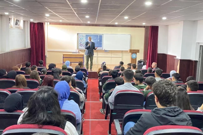 Gazeteci Yazar Metin Özmen 150. konferansını Bitlis'te verdi