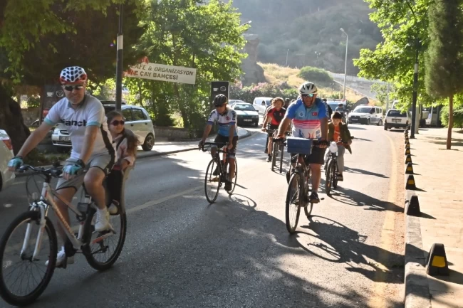 Manisa'da pedallar çevre için çevrildi