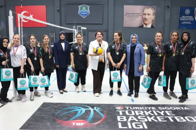 Bilgievi kursiyerleri, voleybol maçında hünerlerini konuşturdu