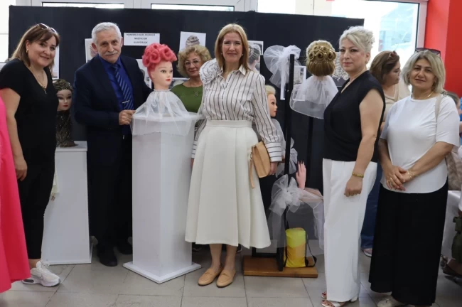 İZMEK'ten muhteşem defile ve yılsonu sergisi