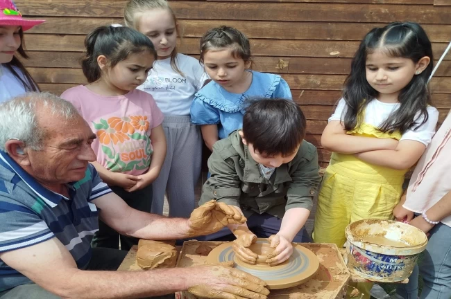 Pazaryeri'nde minik eller çamurla sanata dokundu