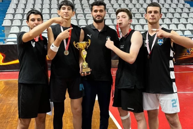 Kocaeli Çayırova'nın genç basketbolcuları il şampiyonu oldu