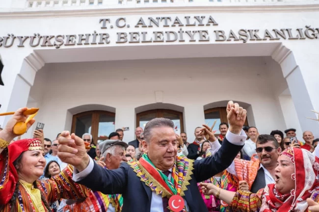 Antalya sokakları Yörük göçüyle şenlendi