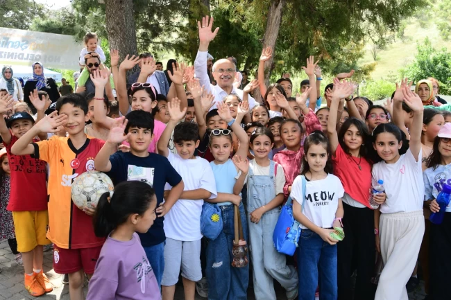 Rengarenk uçurtmalar Beydağı'nda gökyüzüyle buluştu