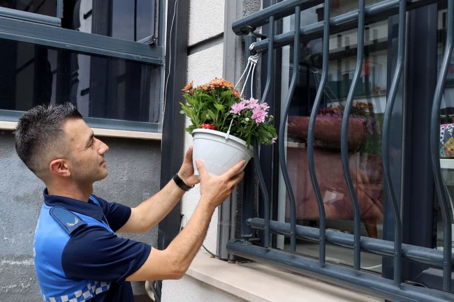 Rukiye'nin dünyayı gördüğü tek pencere çiçek açtı