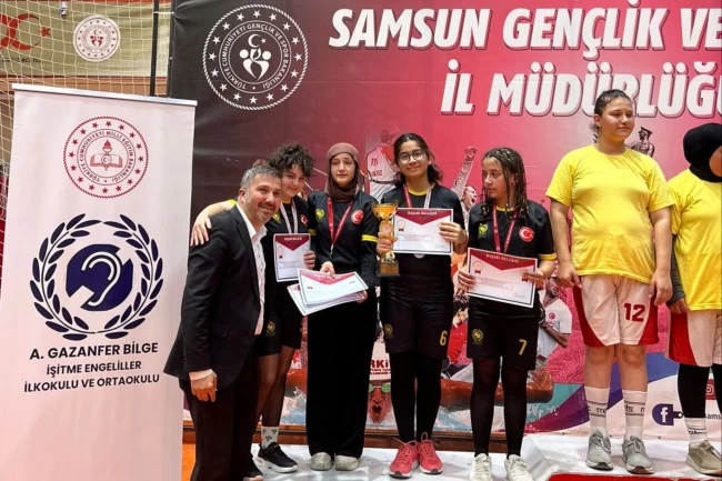 Karamürsel'in işitme engelli öğrencileri masa tenisinde Türkiye'yi gururlandırdı