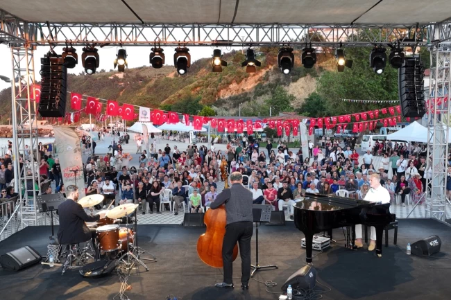 Tirilye Zeytin Çiçeği'ne caz konserli final