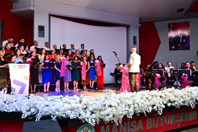 Manisa'da "Türkü Gibi Şarkılar" ayakta alkışlandı