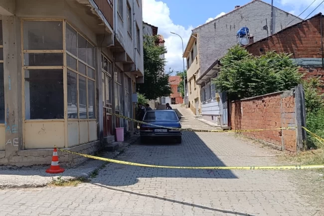 Pazaryeri'nde emekli öğretmen balkondan düşerek ağır yaralandı