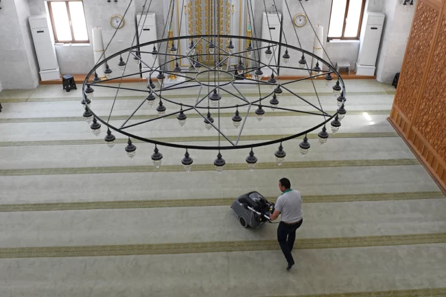 Bursa Osmangazi'deki camiler bayrama hazır