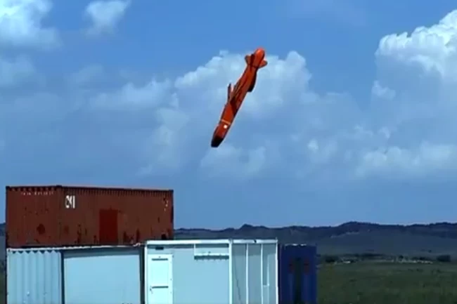 Milli seyir füzesi SOM, yerli turbojet motorla hedefi tam isabet vurdu