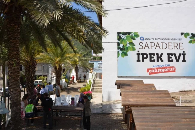 Antalya Büyükşehir'den üreticiye ipek böceği beslenme tablası