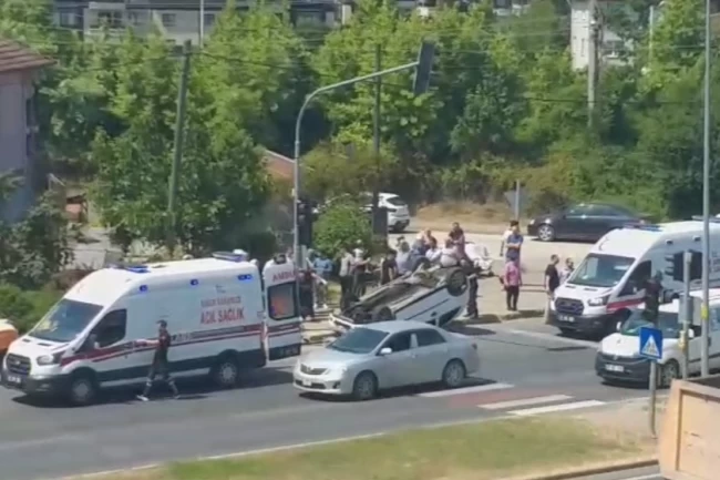 Düzce'de yaya geçidinde araç takla attı: 3 yaralı!