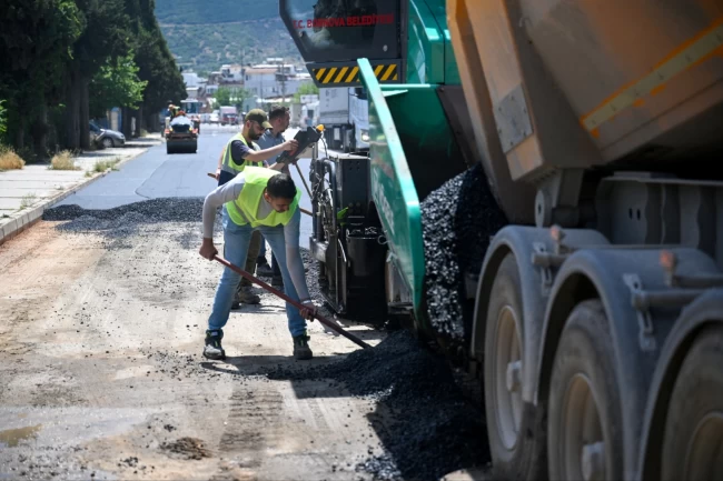 Bornova'da gece-gündüz süren kapsamlı yenileme atağı