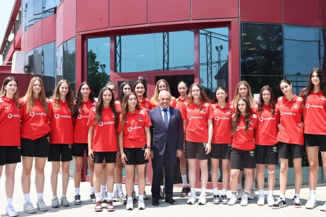 Başkan Şadi Özdemir'den filenin genç sultanlarına motivasyon ziyareti