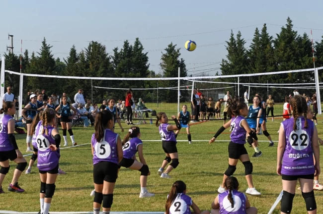 Bursa Osmangazi'de kız çocukları için Mini Voleybol Şenliği