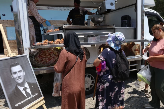 İzmir Güzelbahçe'de Ferdi Zeyrek adına lokma döküldü