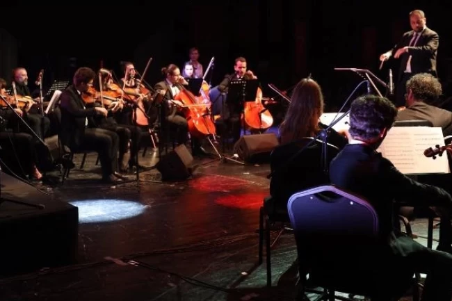 En ‘Baba' şarkılar için Kocaeli'de sandalyeni kap 'Milli İrade Meydanı'na gel