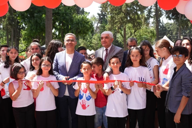 İzmir'de ''Küçük Eller Güçlü Kalemler" kitap fuarı coşkuyla açıldı