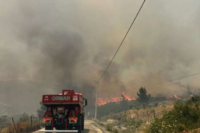 İzmir Karaburun'da yangın alarmı! Alevlerle mücadele sürüyor