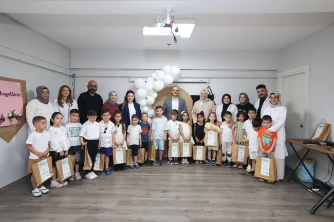 Çocuk kulübü öğrencileri karnelerine kavuştu