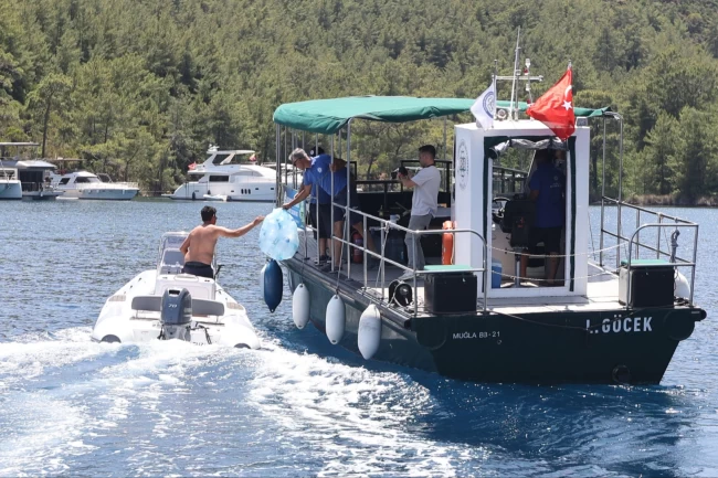 Muğla'nın mavi koyları 8 atık alım teknesiyle korunuyor