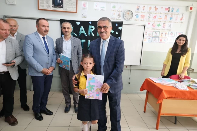 Kocaeli Çayırova'da karne heyecanı yaşandı