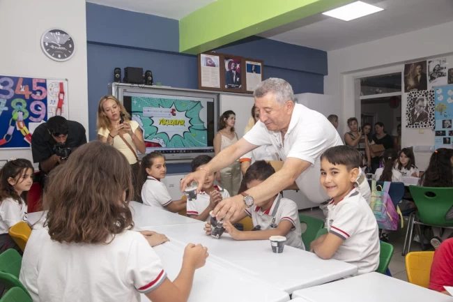 İzmir Güzelbahçe'de öğrencilere dondurma ve hamburger