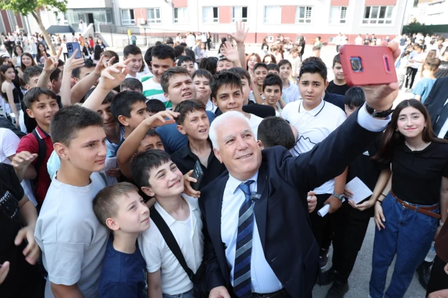 Bursa'da Başkan Bozbey karne sevincine ortak oldu