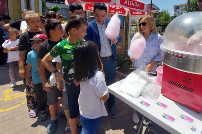 Bursa'da örnek vatandaşın karne hediyesi 'pamuk şekeri' oldu