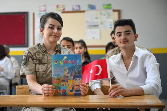 Jandarma okullarda gönüllere dokundu