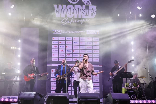 Dünya sahnesi İlyas Yalçıntaş konseri ve sahne şovlarıyla şölene dönüştü