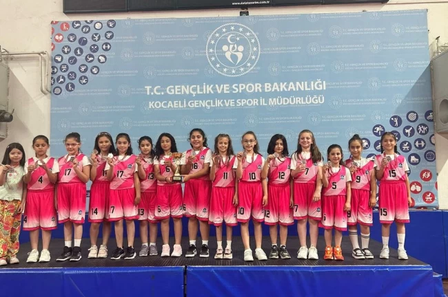 Kocaeli Çayırova'nın minikleri madalyaya doymuyor