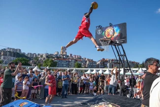 Kocaeli'de çocukların neşesi Milli İrade Meydanı'nı sardı
