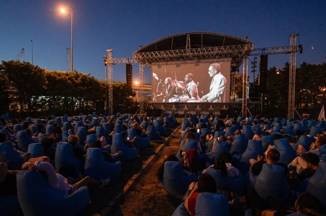 İzmir'de açık havada sinema keyfi başladı