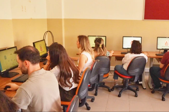 İETT'den gençlere teknoloji desteği sürüyor