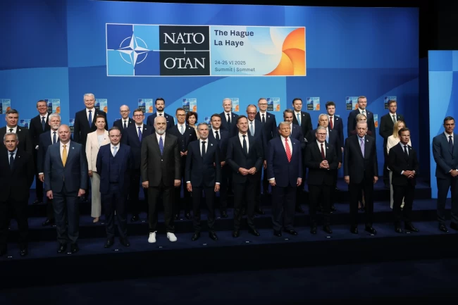NATO Liderler Zirvesi'nde aile fotoğrafı çekildi