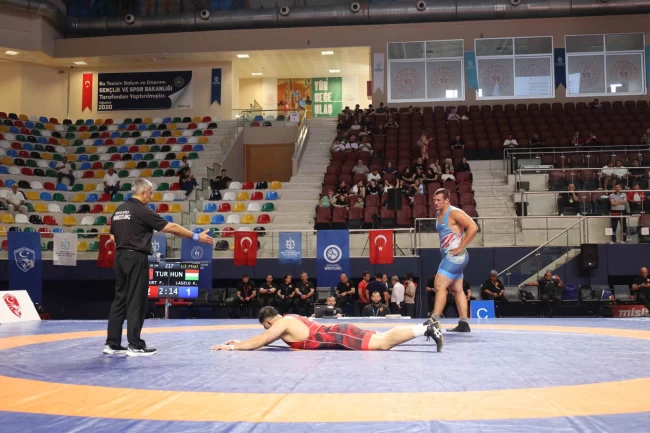 Sakarya'da güreşçiler minderde terlemeye devam ediyor