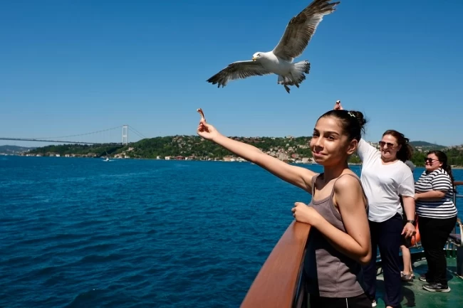 Şehir hatlarından çocuklara karne hediyesi