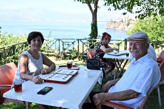 Antalya'da kıdemli kent sakinlerinden mangala keyfi