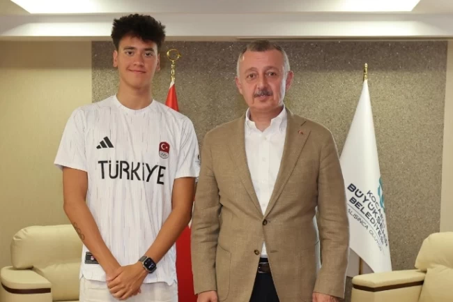 Kocaeli'de Başkan Büyükakın genç milli yüzücüyü kabul etti