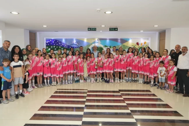 Başkan Çiftçi, minik basketbolcularla bir araya geldi