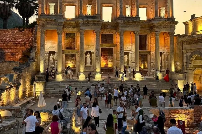 İzmirli gençler Efes'i keşfetti