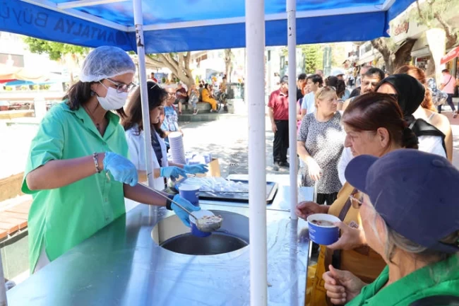 Antalya Büyükşehir Belediyesi geleneksel aşure ikramlarına başladı